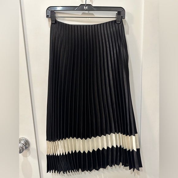 Theory Pleated Skirt size 0 - Picture 2 of 5
